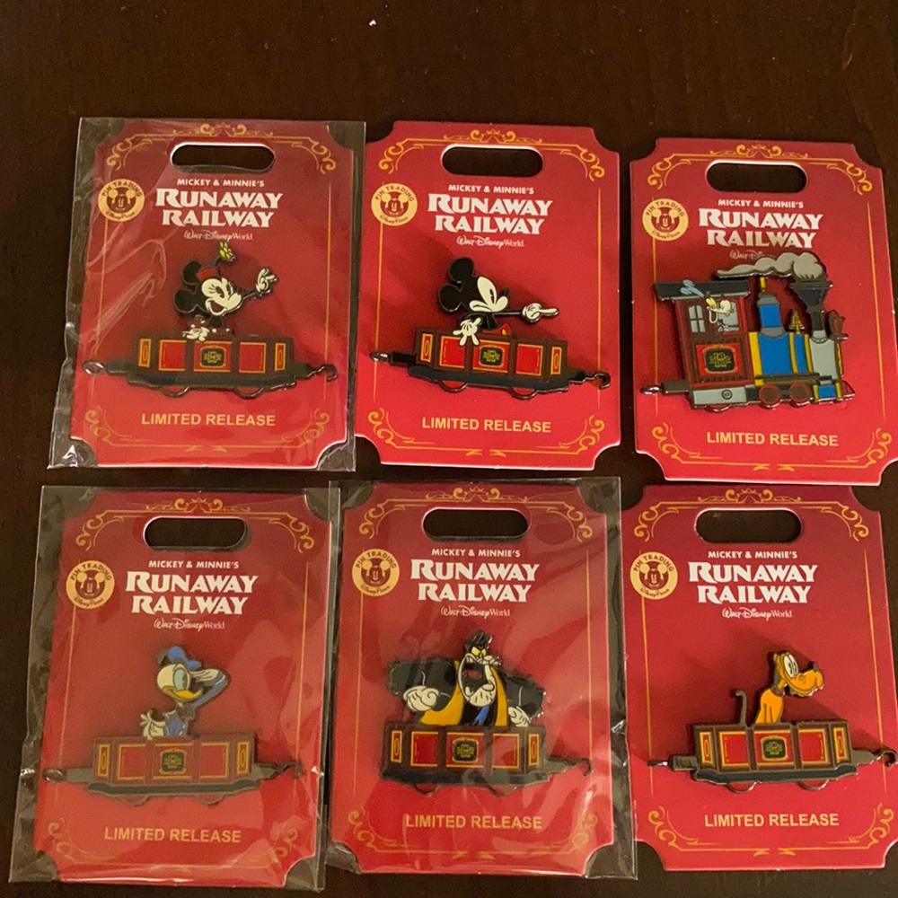 Mickey & Minnie’s Runaway Railway Pin Set 6/8